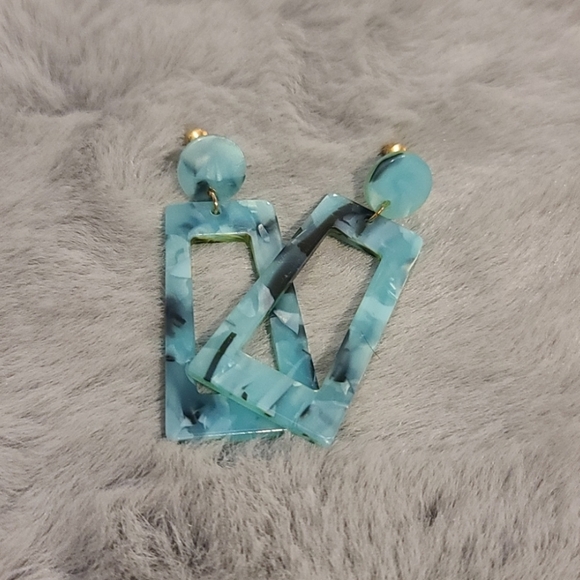 Ladies Fashion Resin Pendant Earrings - Picture 3 of 3